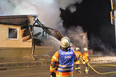 Frickenhausen: Lagerhalle brannte voellig ab